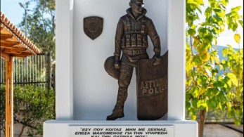 Ο Μιχάλης Χρυσοχοΐδης έκανε τα αποκαλυπτήρια του μνημείου για τον Γιώργο Λυγγερίδη