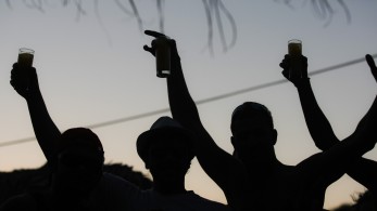 Stop στην πώληση αλκοόλ και καπνικών προϊόντων σε ανηλίκους Stop στην πώληση αλκοόλ και καπνικών προϊόντων σε ανηλίκους