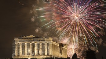 Η Αθήνα υποδέχεται το 2025 με αθόρυβα πυροτεχνήματα