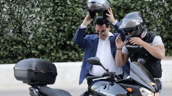 Άδωνις Γεωργιάδης: πρωταγωνιστής στην καμπάνια του υπουργείου Υγείας για το κράνος