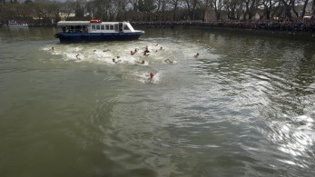 Θεοφάνια στην Ήπειρο: μια 12χρονη έπιασε τον σταυρό στη λίμνη των Ιωαννίνων (βίντεο)