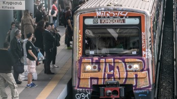 ΣΤΑΣΥ: Οι πόρτες του συρμού του ΗΣΑΠ άνοιξαν... στιγμιαία