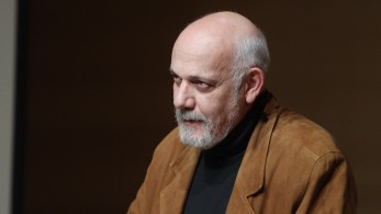 Έξω από τα δόντια