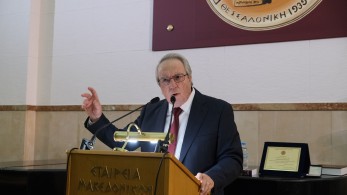 Γιώργος Μπαμπινιώτης για τεχνητή νοημοσύνη: Μπορεί να μειώσει τη σχέση μας με τη γλώσσα και με τη σκέψη μας (Vid)