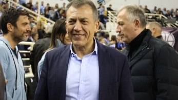 Δώρο συλλεκτική μπάλα στον Γιάννη Βρούτση από τους εκπροσώπους FIFA και UEFA (photo)