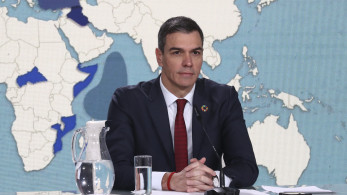 Politico: Σκάνδαλα και μεταναστευτικό υπονομεύουν την πορεία του Πέδρο Σάντσεθ προς τις εκλογές
