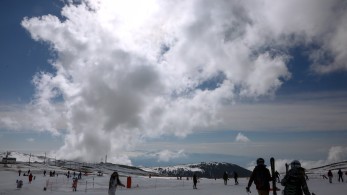 Το αδιαχώρητο στα Καλάβρυτα - Η αστυνομία έκοψε την πρόσβαση στο χιονοδρομικό