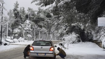 Υποχρεωτικές οι αντιολισθητικές αλυσίδες στην Αττική - Έκτακτα μέτρα Τροχαίας - 112 στην Εύβοια Υποχρεωτικές οι αντιολισθητικές αλυσίδες στην Αττική - Έκτακτα μέτρα Τροχαίας - 112 στην Εύβοια