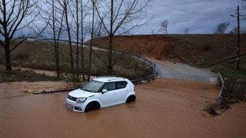 Σαρώνει τις Κυκλάδες η κακοκαιρία - Παρασύρθηκαν αυτοκίνητα στην Πάρο (video)