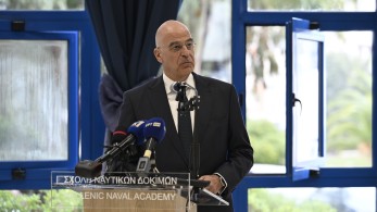 Αντανακλαστικά που δείχνουν τον δρόμο