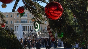 Εορταστικό ωράριο: πώς θα λειτουργήσουν σήμερα τα μαγαζιά και τα σούπερ μάρκετ