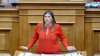 Ζωή Κωνσταντοπούλου: προσπαθεί να κάνει τη Βουλή... σαλούν