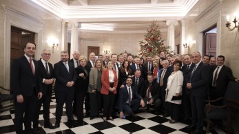 Χαμογελαστοί και δώρα φέροντες οι βουλευτές της ΝΔ στο Μαξίμου (φωτό)