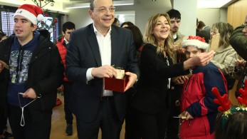 Κάλαντα και ευχές στον Σωκράτη Φάμελλο