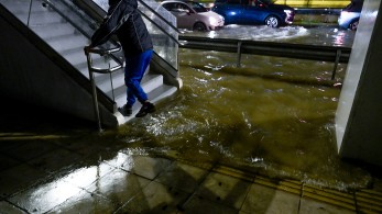 Πόσο επικίνδυνα είναι τα λύματα στην Ποσειδώνος - Τι πρέπει να κάνουν όσοι ήρθαν σε επαφή