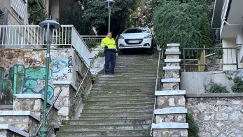Γκύζη: μεθυσμένος οδηγός κατέβηκε σκαλοπάτια με το αυτοκίνητό του