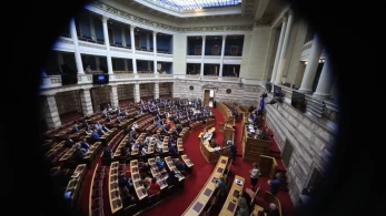 Πώς μπαίνει το 2025 για τα κόμματα: άνοδος της ΝΔ, σταθεροποίηση του ΠΑΣΟΚ, έρεβος για τον ΣΥΡΙΖΑ