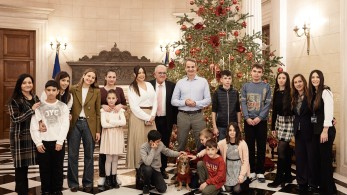 Μητσοτάκης: στόλισε το χριστουγεννιάτικο δέντρο στο Μαξίμου [εικόνες]