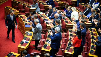 Όνειρο ζουν, μην τους ξυπνάτε