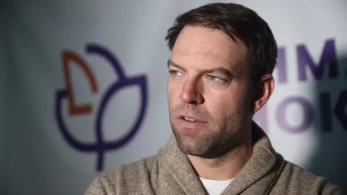 Στέφανος Κασσελάκης: όσο ξεφουσκώνει στις δημοσκοπήσεις τόσο φουσκώνει σε έπαρση