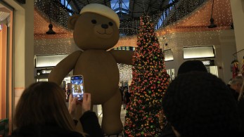 Politico: τρεις τρόποι που οι χριστουγεννιάτικες γιορτές καταστρέφουν περιβαλλοντικά τον πλανήτη