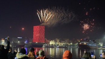 Φαντασμαγορικό υπερθέαμα στην υποδοχή του νέου έτους στον Πειραιά