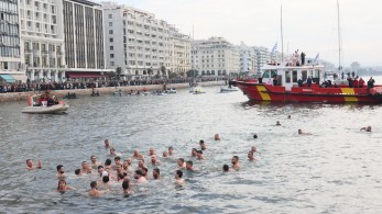Θεσσαλονίκη: με λαμπρότητα η τελετή καθαγιασμού των υδάτων στο λιμάνι