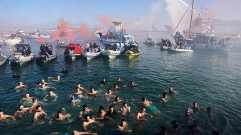 Ηράκλειο: περισσότεροι από 50 «βουτηχτάδες» στα νερά του λιμανιού για τον σταυρό