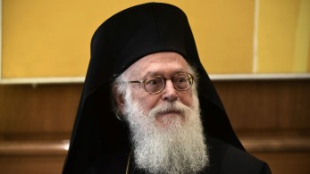 Στην Αθήνα έφτασε ο αρχιεπίσκοπος Αλβανίας Αναστάσιος για νοσηλεία στον «Ευαγγελισμό»