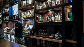 Στο νοσοκομείο 16χρονος από κατανάλωση αλκοόλ σε κλαμπ της Αθήνας - Συνελήφθη ο υπεύθυνος