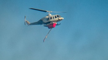 Φωτιά στην παραλία Μαραθώνα - Μήνυμα του 112