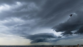 Καιρός: Βροχές και τοπικές καταιγίδες στη δυτική Ελλάδα - Μικρή πτώση της θερμοκρασίας