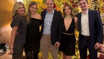 «Καλή χρονιά» από τον πρωθυπουργό με οικογενειακή φωτογραφία