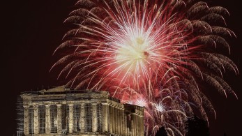 Το «Μανιφέστο» σάς εύχεται καλό και ευνοϊκό 2025