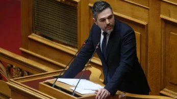 Τρέχει πίσω από το ΠΑΣΟΚ ο Σαρακιώτης: φλερτ ακόμα και στη μάχη του προϋπολογισμού