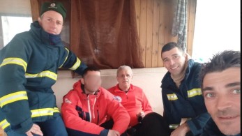 Βασίλης Κικίλιας: δημοσίευσε  την πρώτη φωτογραφία του σκιέρ με τους πυροσβέστες που τον εντόπισαν