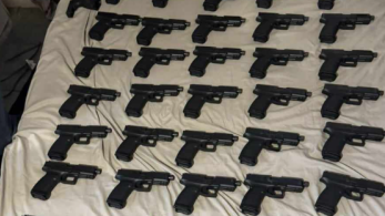 ΕΛΑΣ: μεγάλη επιχείρηση σε Αθήνα και Θεσσαλονίκη για την τουρκική μαφία - 8 συλλήψεις, βρέθηκαν 49 όπλα