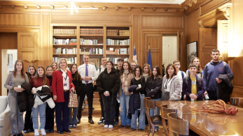 Κυριάκος Μητσοτάκης σε μαθητές από τον Βόλο: Μην είστε «κολλημένοι» στο κινητό