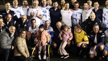 Φιλανθρωπικός αγώνας ποδοσφαίρου: οι πολιτικοί έβαλαν αθλητικά για τη μικρή Άννα Φιλανθρωπικός αγώνας ποδοσφαίρου: οι πολιτικοί έβαλαν αθλητικά για τη μικρή Άννα