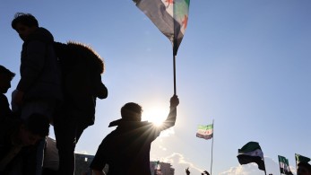 Ένας τζιχαντιστής με γραβάτα στη Συρία