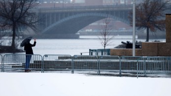 ΗΠΑ, Γερμανία, Βρετανία στο έλεος του χιονιά: εγκλωβισμένοι οδηγοί, χιλιάδες άνθρωποι στο σκοτάδι