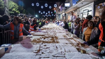 Περιστέρι: βασιλόπιτα για Γκίνες  - Ζυγίζει 10 τόνους και μοιράστηκε σε 70 χιλιάδες κομμάτια