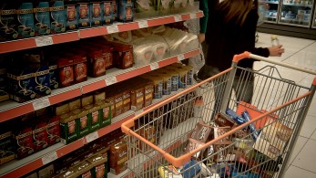 Μειώσεις 8% από σήμερα σε πάνω από 2.000 κωδικούς στα σούπερ μάρκετ - Όλη η λίστα - Μήνυμα Θεοδωρικάκου (video)