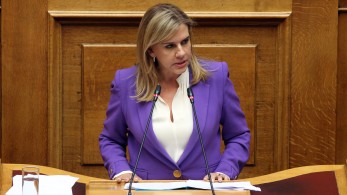 Ζωή Ράπτη στο «Μανιφέστο»: Η αλήθεια θα λάμψει, αλλά όχι στα κομματικά πεζοδρόμια