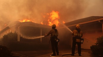 Λος Άντζελες: κοντά στην εμβληματική πινακίδα του Χόλιγουντ η φωτιά - Βιβλική καταστροφή