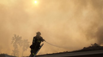 Μαίνονται οι πυρκαγιές στο Λος Άντζελες - 10 οι νεκροί - Μπάιντεν: Η κλιματική αλλαγή είναι εδώ