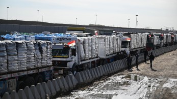 Πάνω από 900 φορτηγά με ανθρωπιστική βοήθεια εισήλθαν στη Γάζα