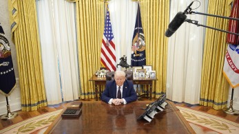 «Πίσω στο πλαστικό»: ο Τραμπ καταργεί τα χάρτινα καλαμάκια με νέο εκτελεστικό διάταγμα