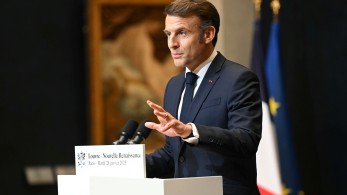Ο Μακρόν δίνει το φιλί της ζωής στη Χαμάς Ο Μακρόν δίνει το φιλί της ζωής στη Χαμάς