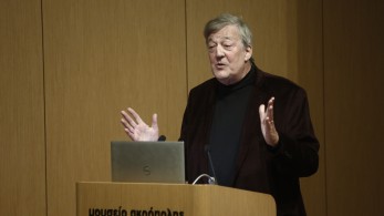 Στίβεν Φράι: Τα Γλυπτά του Παρθενώνα πρέπει να επιστρέψουν στην Ελλάδα